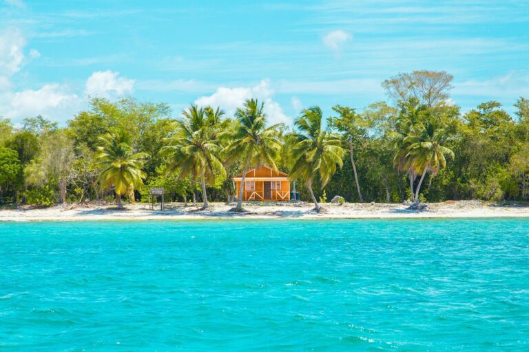 Una hermosa isla y una cabaña de madera en las playas de la República Dominicana.
