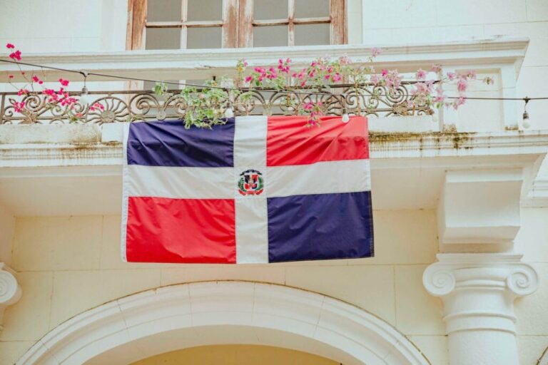 bandera de República Dominicana en el pórtico