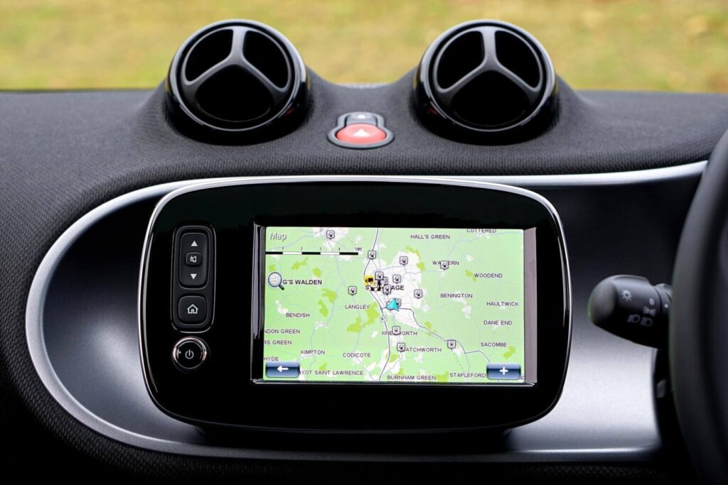 carro de lujo con monitor GPS